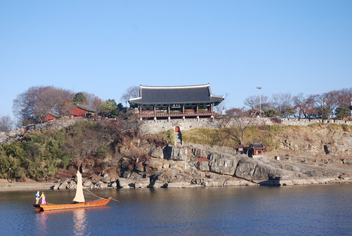 진주성 남강변에 자리한 촉석루 전경