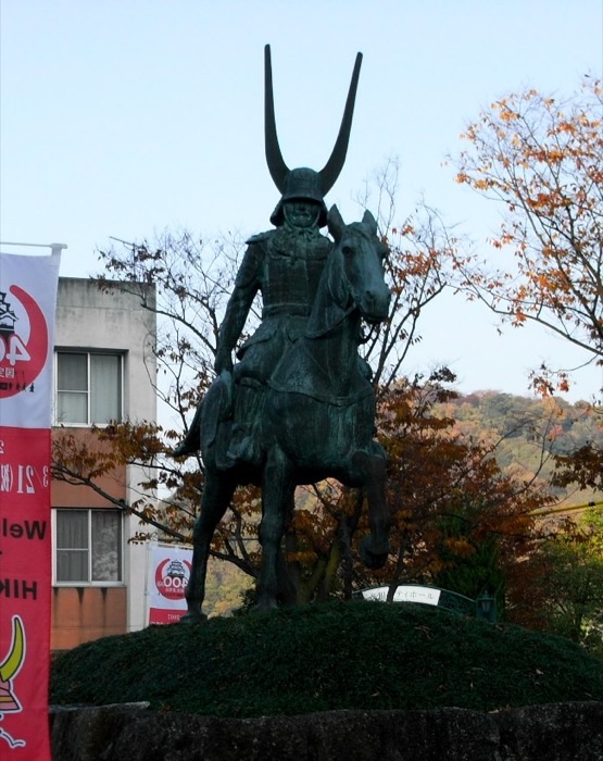 히코네역 앞에 서 있는 붉은 갑주 차림에 뿔 모양 투구를 쓴 이이 나오마사 기마상