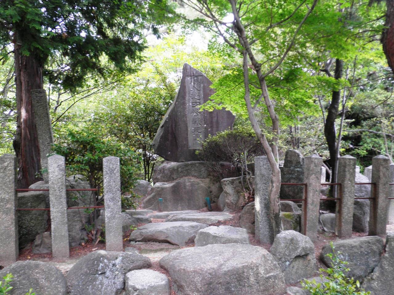 숲속 바위 위에 세워진 이케다 츠네오키(쇼뉴)의 전사지 석비.