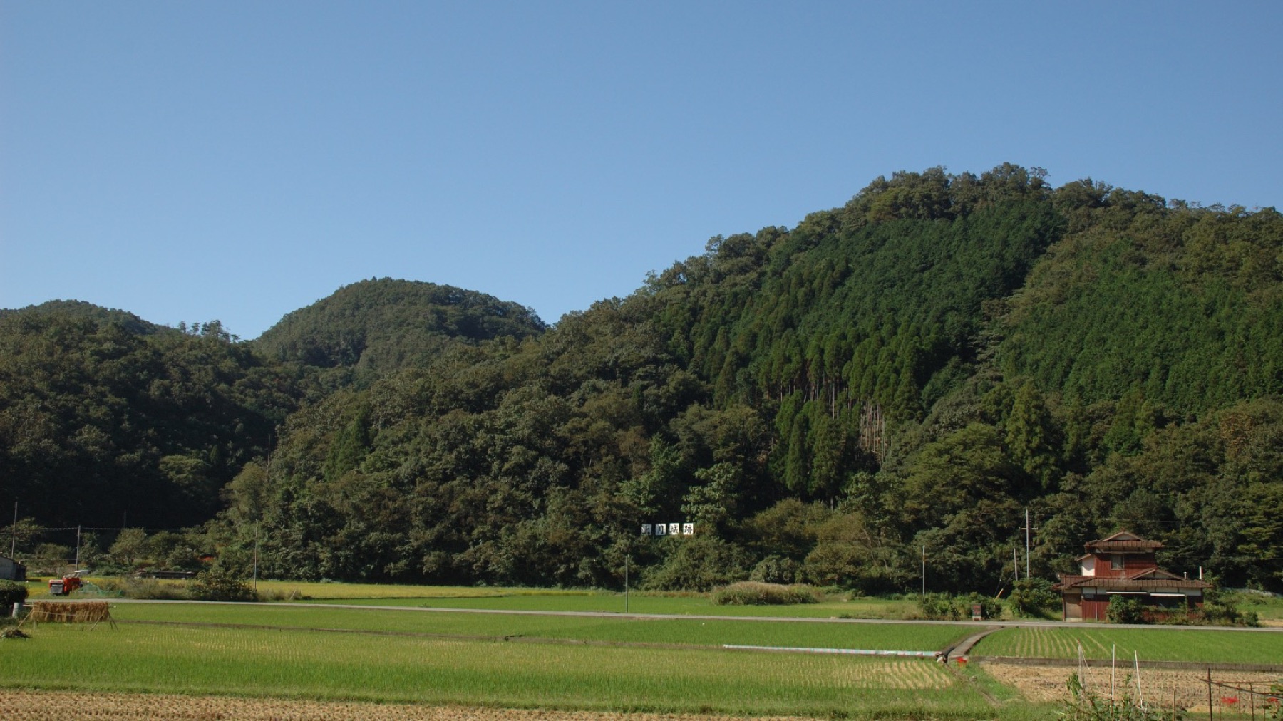하리마 사요군에 남은 코즈키성 성터 원경 사진(2007년 촬영, CC BY-SA/GFDL)