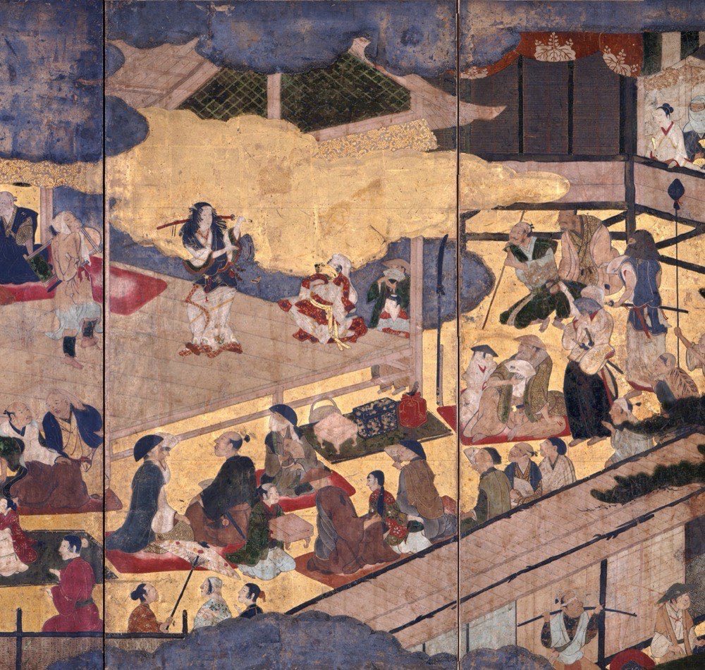 칼을 어깨에 멘 오쿠니가 무대에서 춤추고 관객이 둘러앉은 모습을 그린 근세 병풍 그림